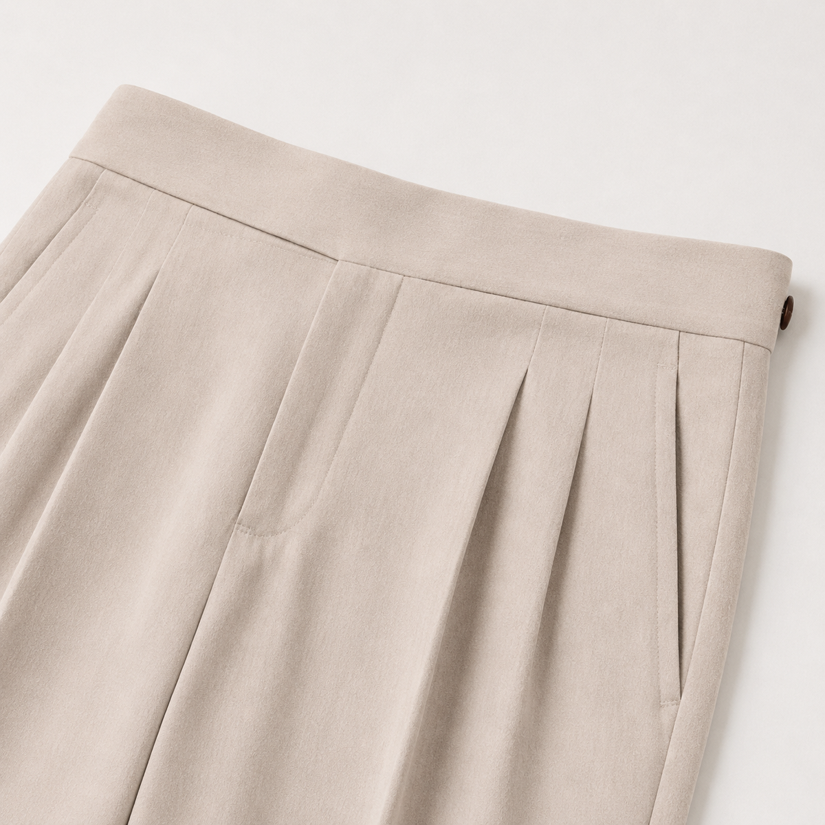Pantalon fuselé plissé pour homme avec bas retourné