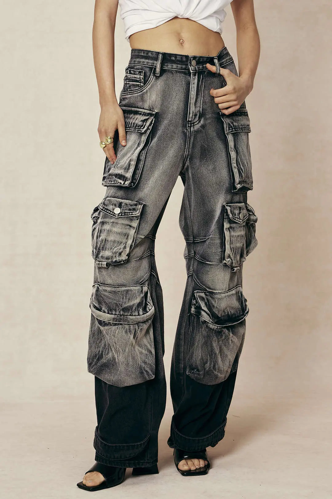 Wide-Leg Cargo Jeans with Multiple Pockets