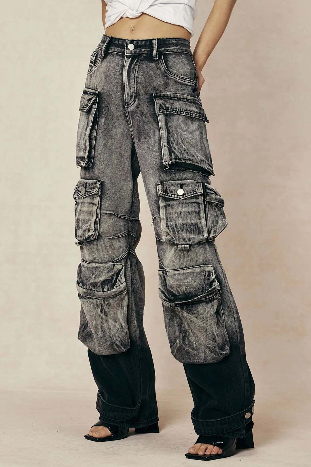 Wide-Leg Cargo Jeans with Multiple Pockets