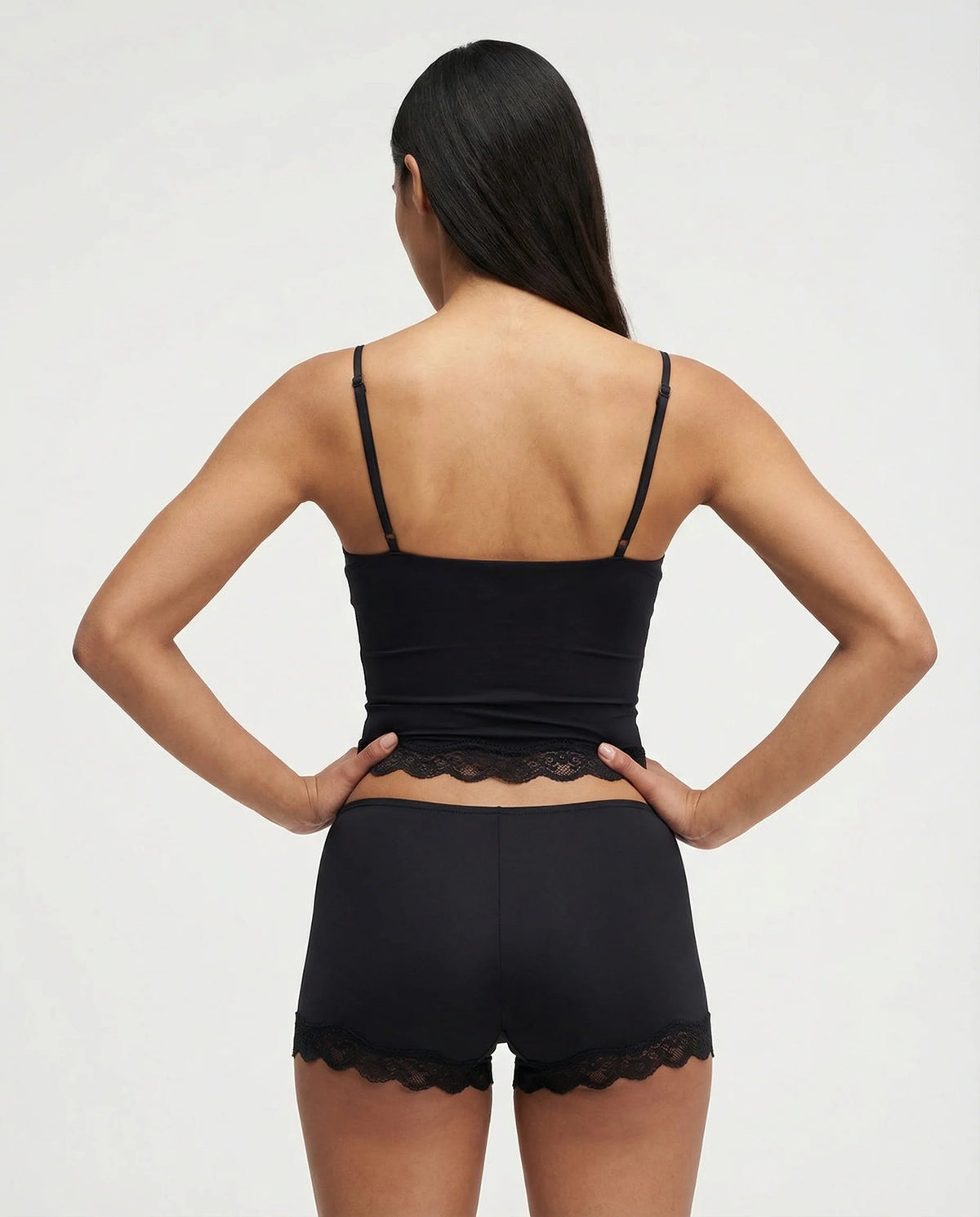Ensemble de nuit pour femme avec caraco et short bordés de dentelle