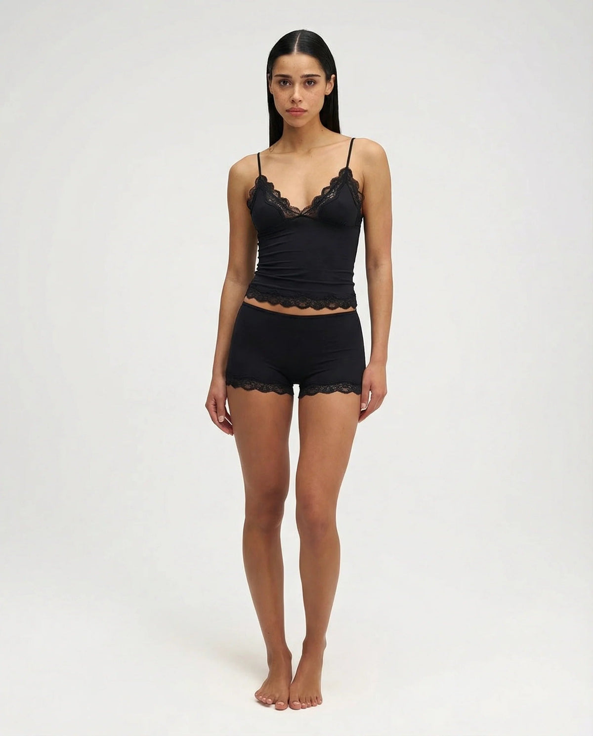 Ensemble de nuit pour femme avec caraco et short bordés de dentelle