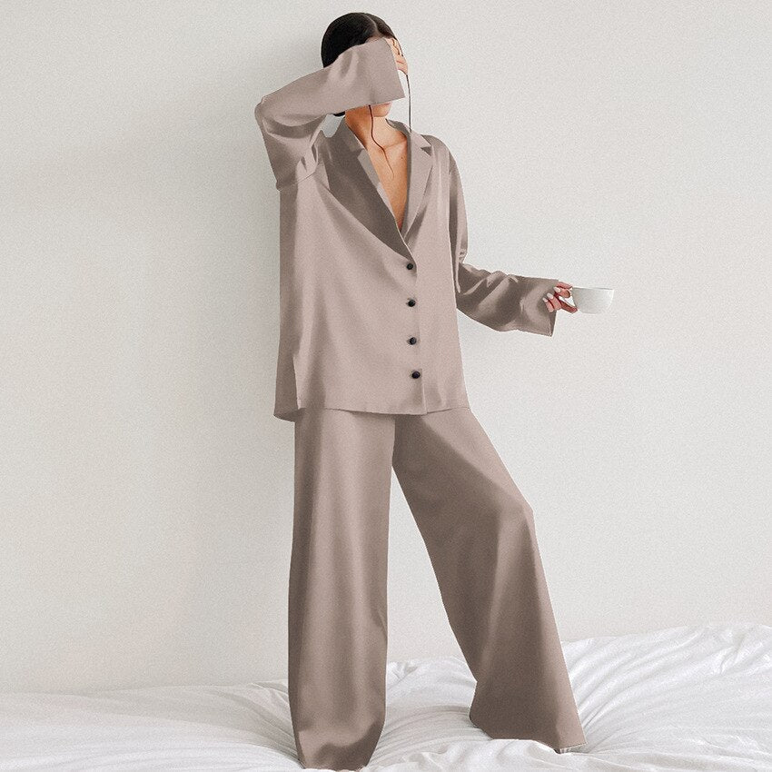 Ensemble de pyjama satiné pour femme avec pantalon à jambes larges