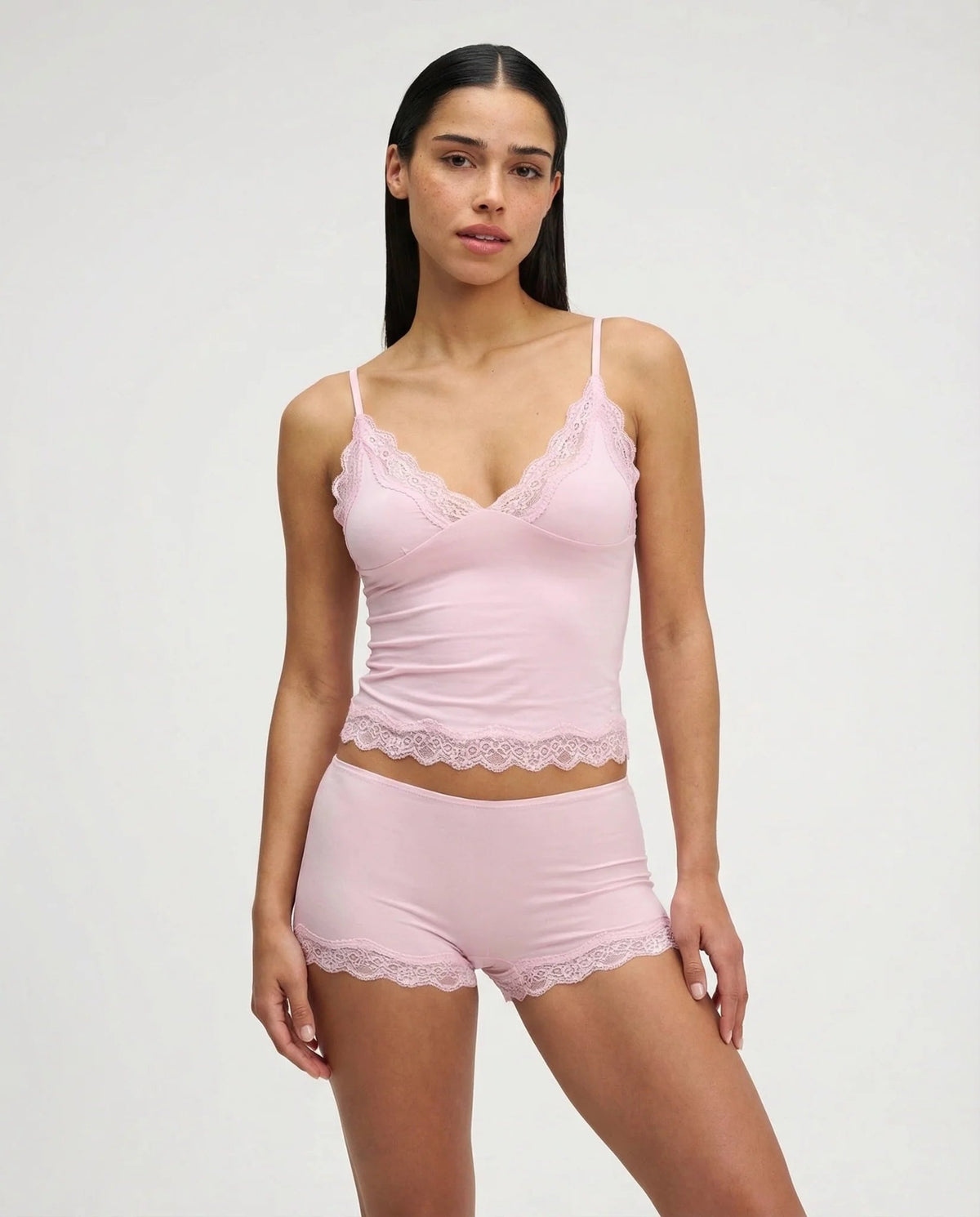 Ensemble de nuit pour femme avec caraco et short bordés de dentelle