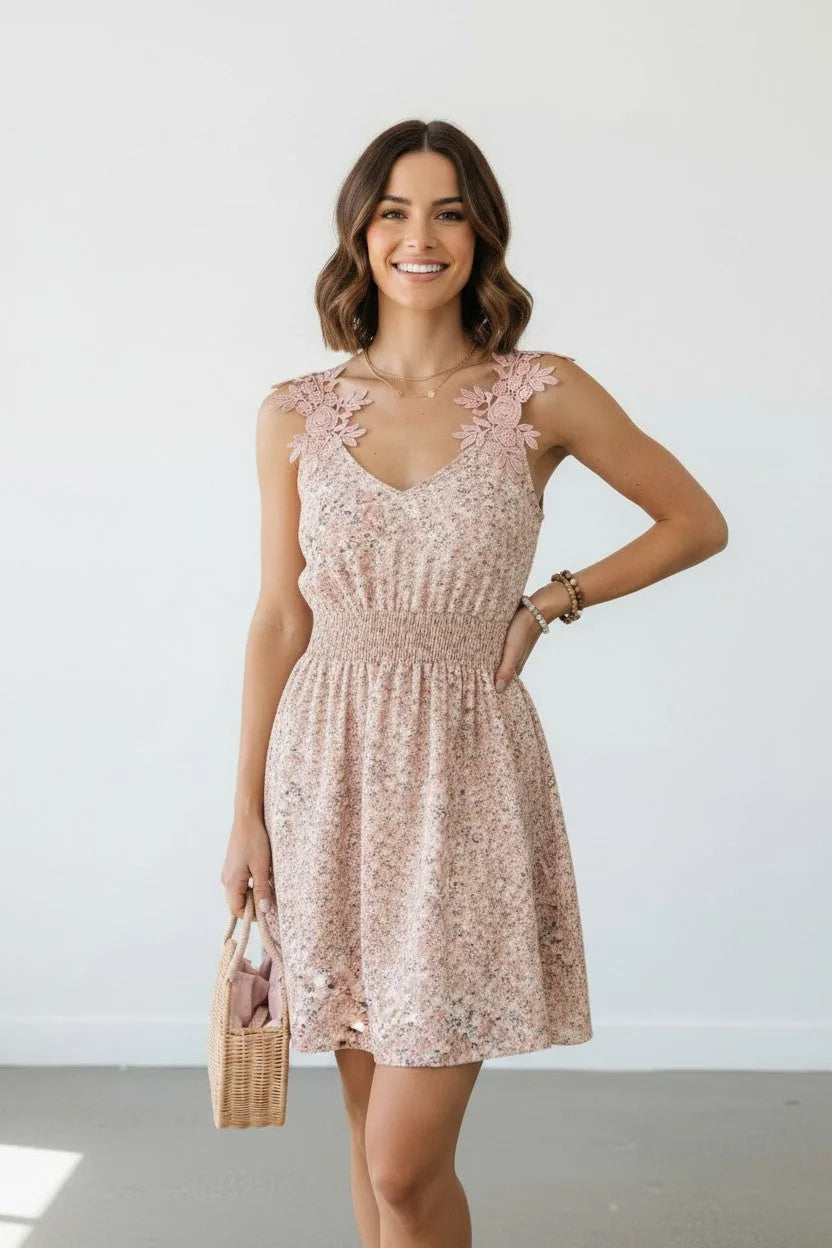 Robe courte fleurie pour femme avec bretelles ornées d’appliqués en dentelle