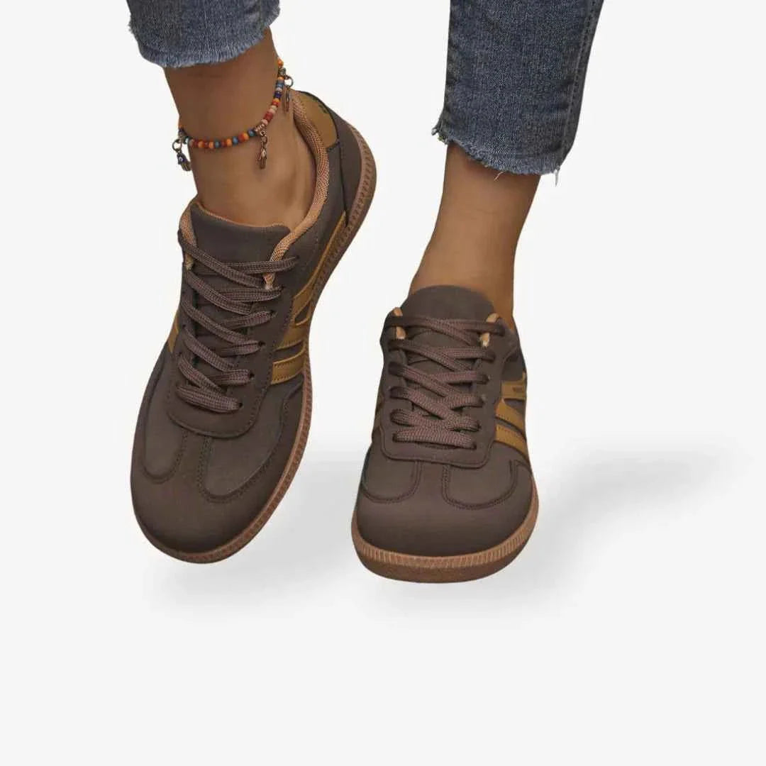 Baskets à empiècements avec lacets sur le devant et semelle gomme