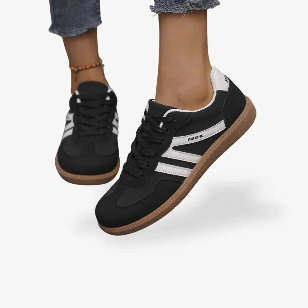 Baskets à empiècements avec lacets sur le devant et semelle gomme