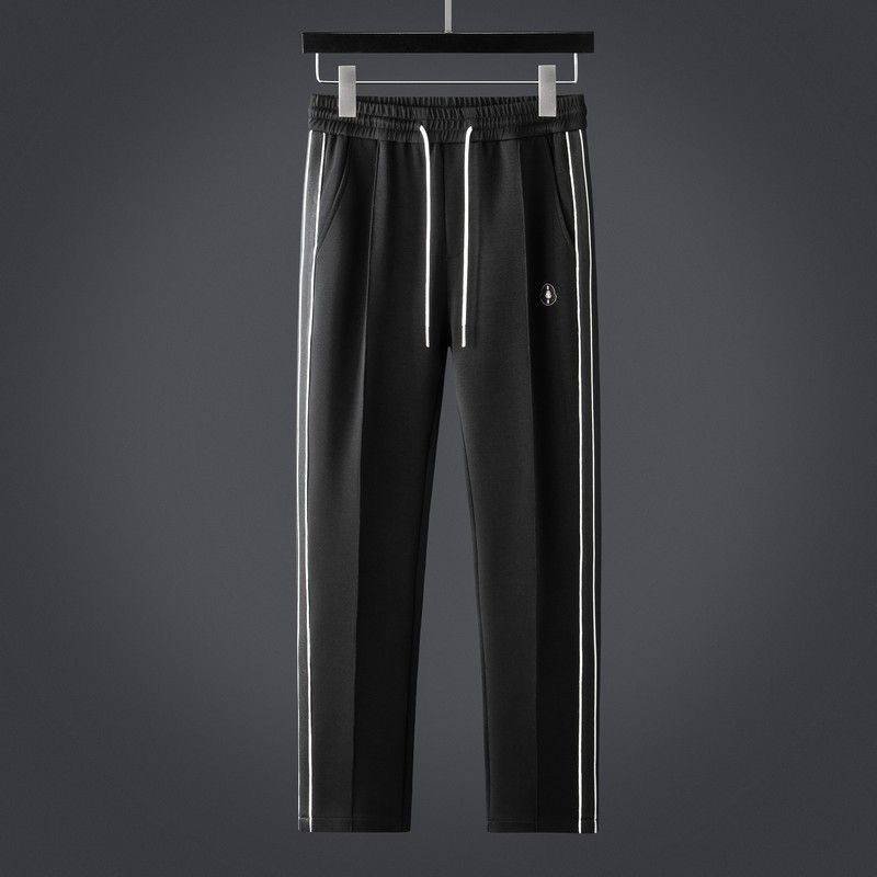 Ensemble de survêtement pour homme composé d’une veste zippée à col et d’un pantalon de survêtement