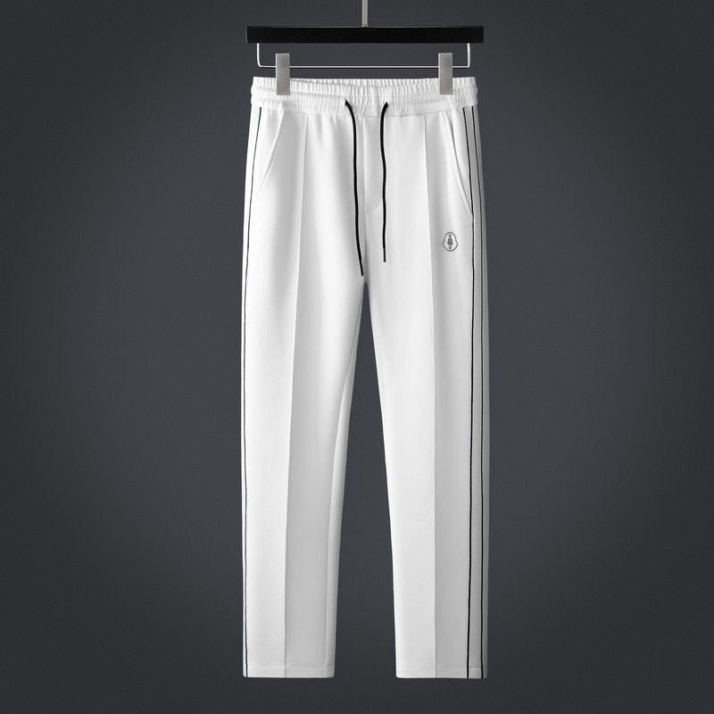 Ensemble de survêtement pour homme composé d’une veste zippée à col et d’un pantalon de survêtement