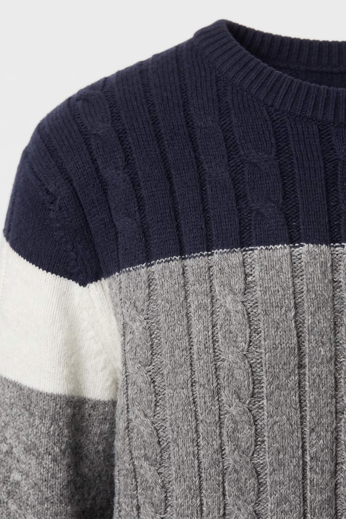 Pull en maille torsadée pour homme | Col rond à empiècements color-block