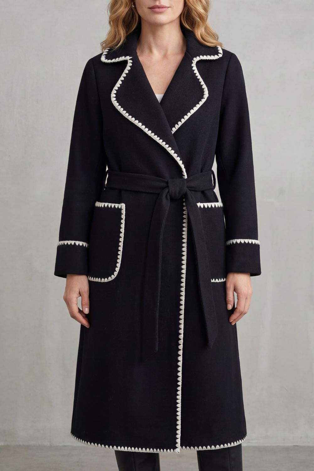 Manteau long ceinturé pour femme avec surpiqûres contrastantes