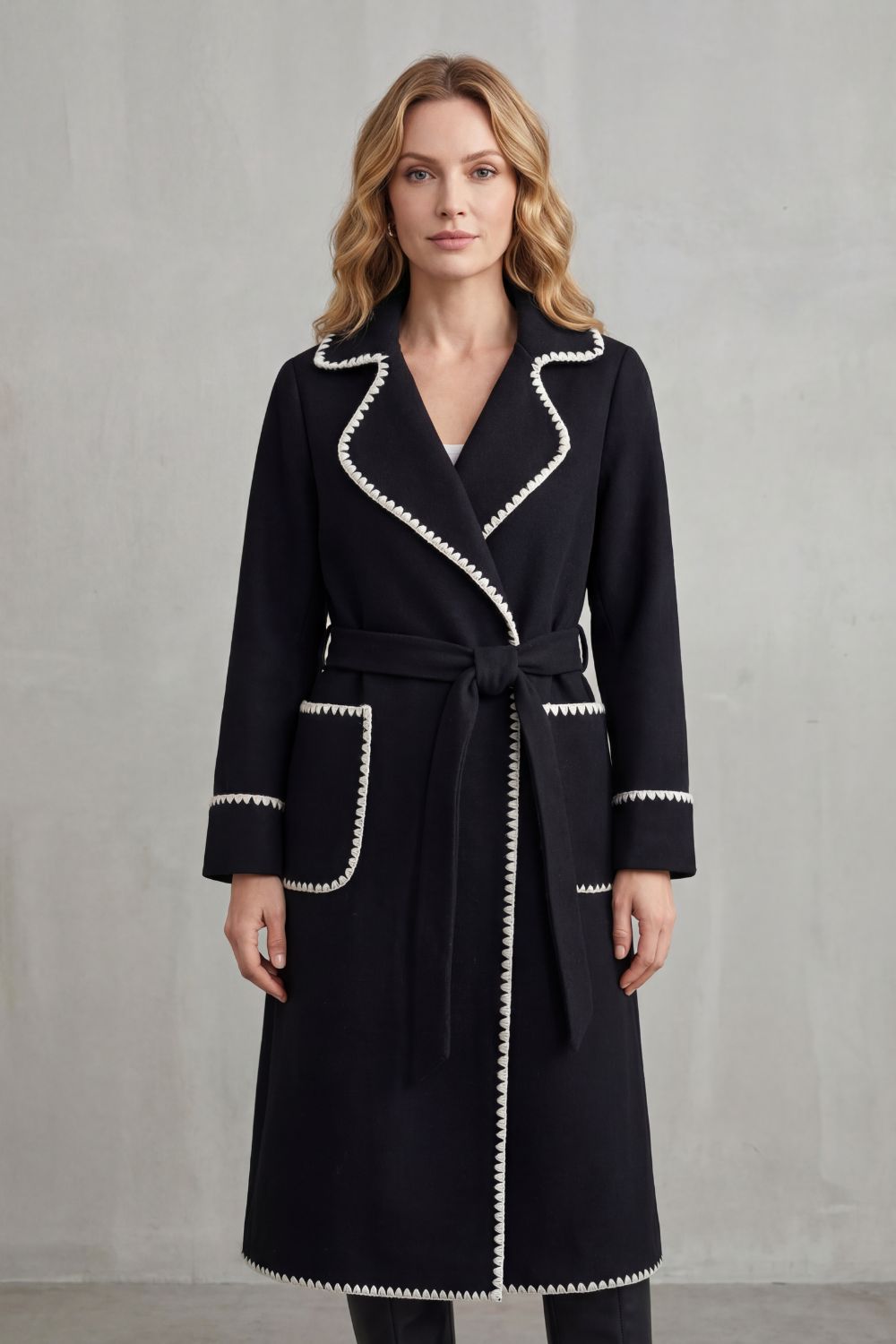 Manteau long ceinturé pour femme avec surpiqûres contrastantes