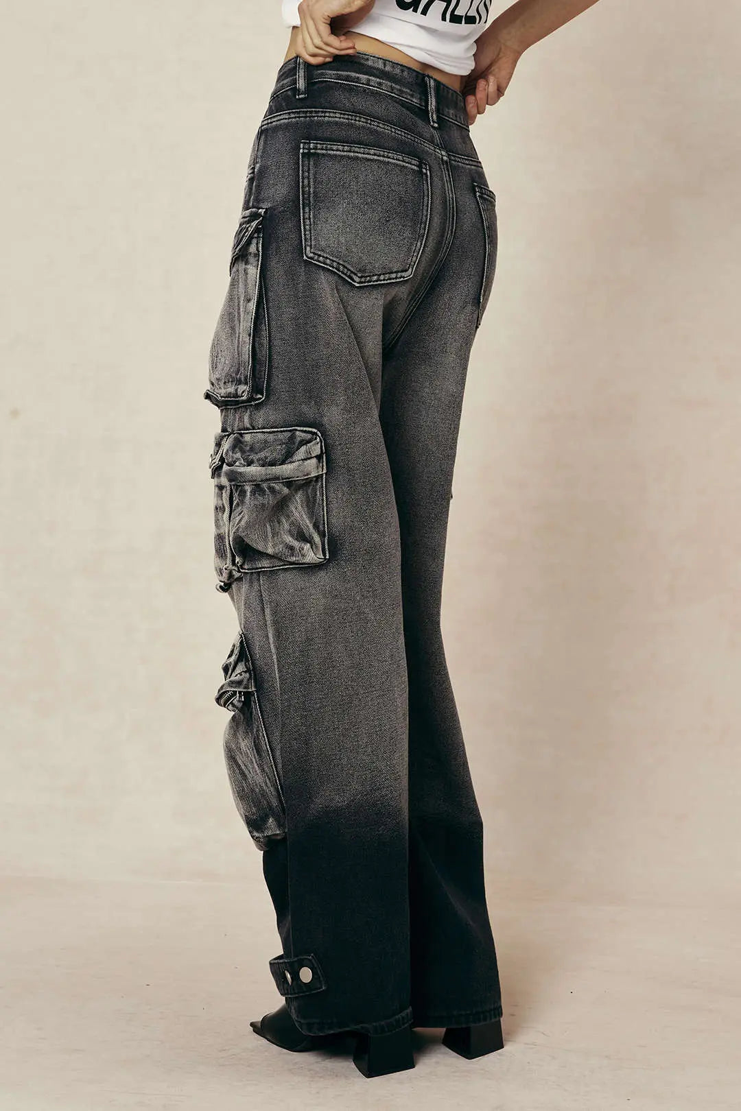 Wide-Leg Cargo Jeans with Multiple Pockets