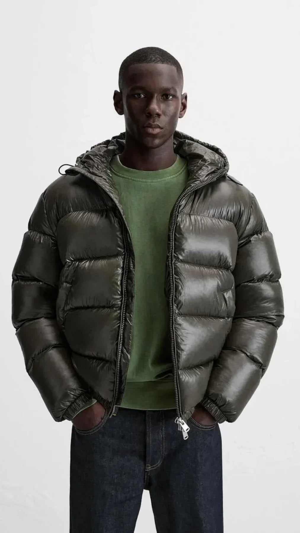 Doudoune à capuche pour homme avec finition brillante