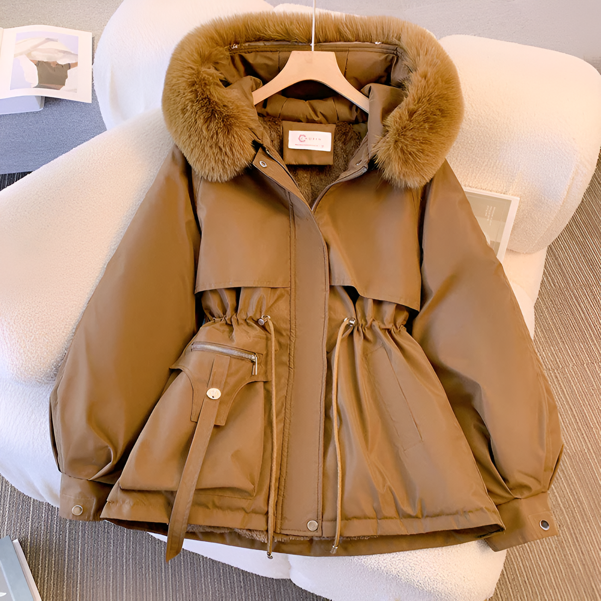 Parka d’hiver à capuche pour femme avec bordure en fausse fourrure
