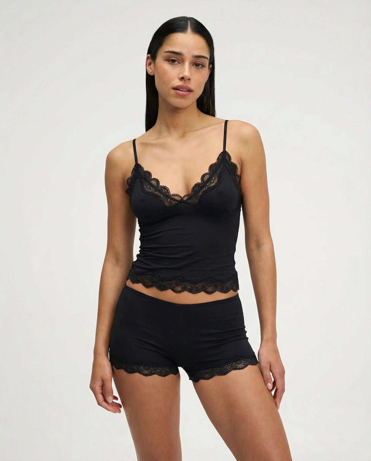 Ensemble de nuit pour femme avec caraco et short bordés de dentelle