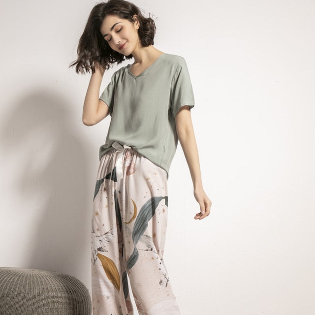 Women's Floral Print Pyjama Set | Soft V-Neck Sleepwear