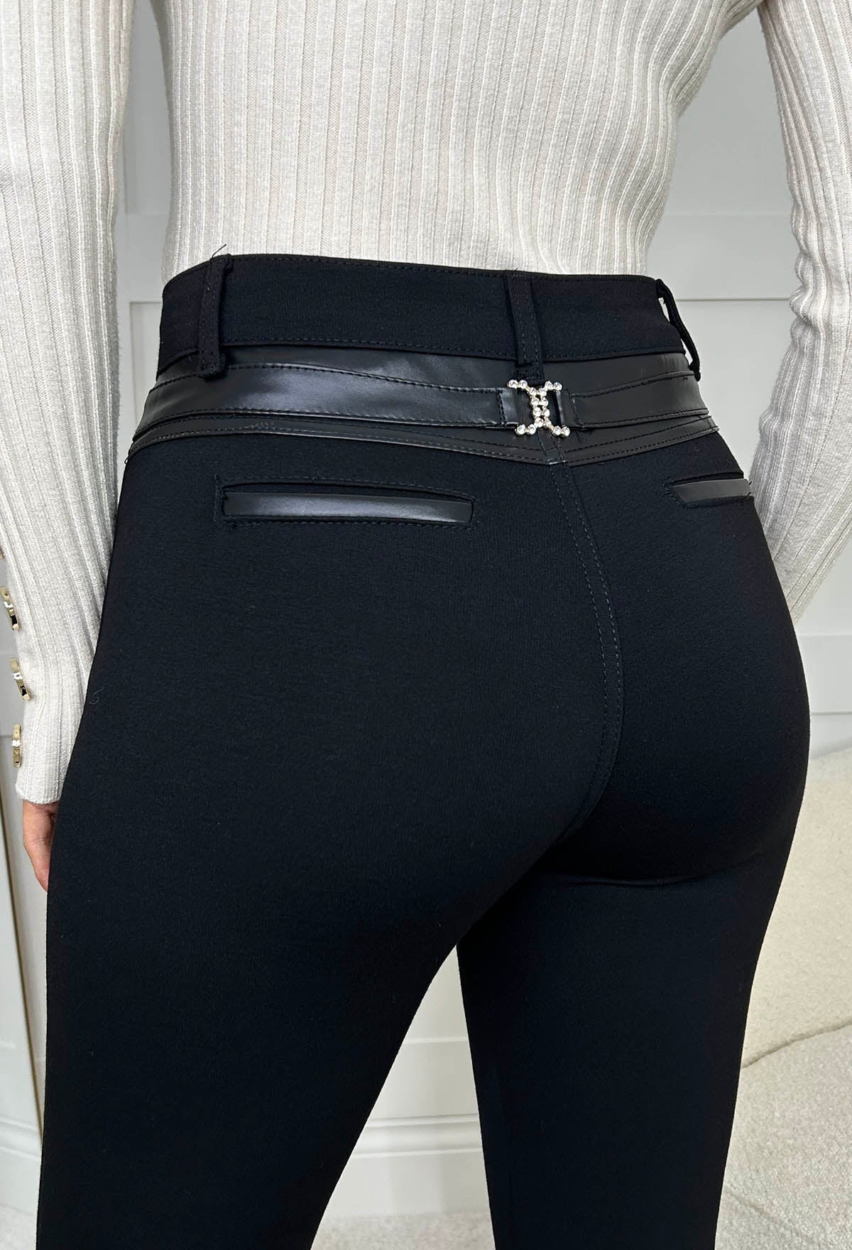 Pantalon slim taille haute pour femme avec détail de ceinture