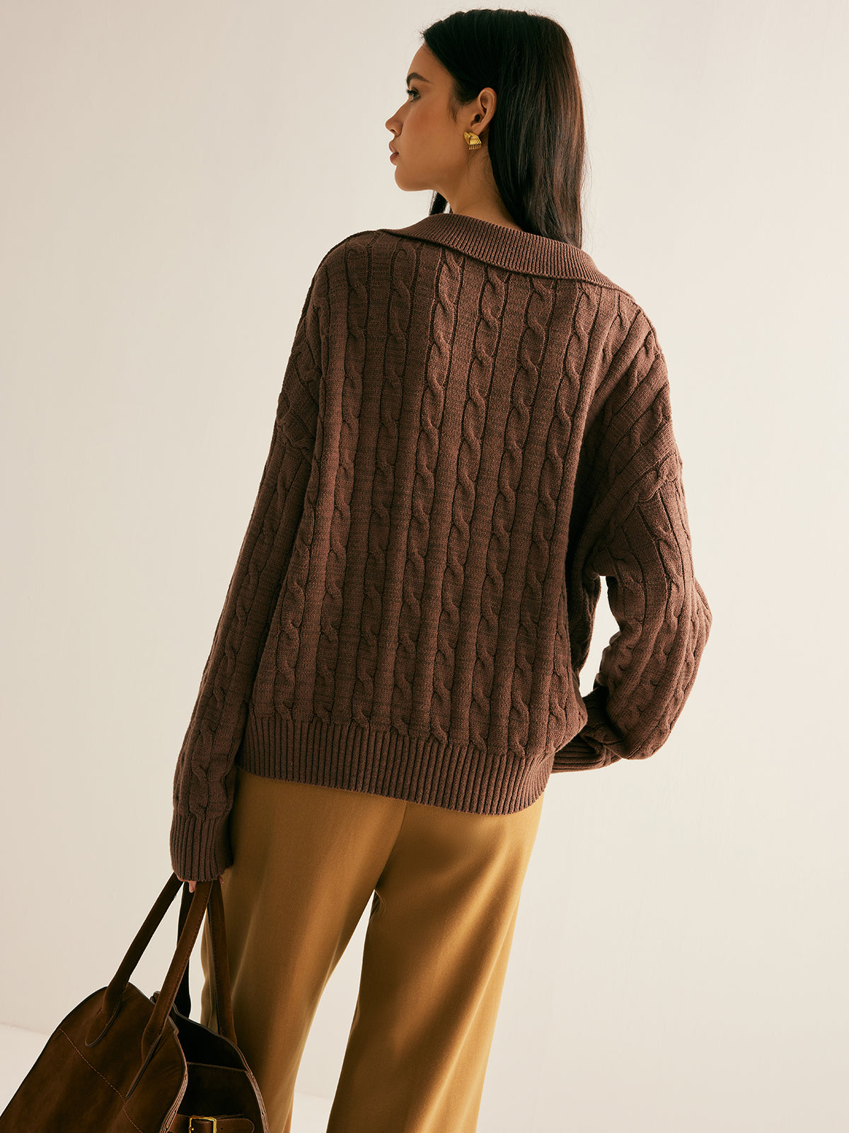 Pull en maille torsadée à col et encolure en V pour femme