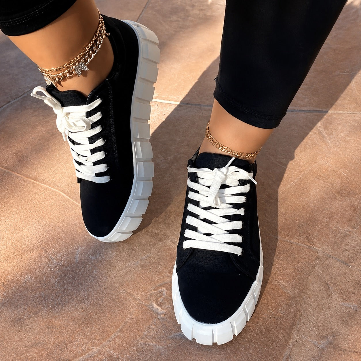 Baskets montantes à semelle compensée et lacets pour femme