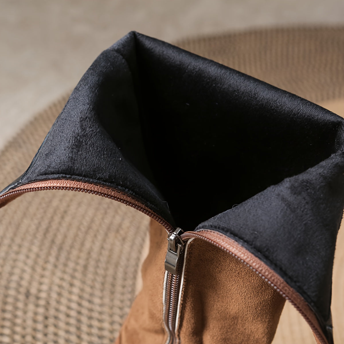 Bottes montantes pour femmes avec détail de boutons dorés