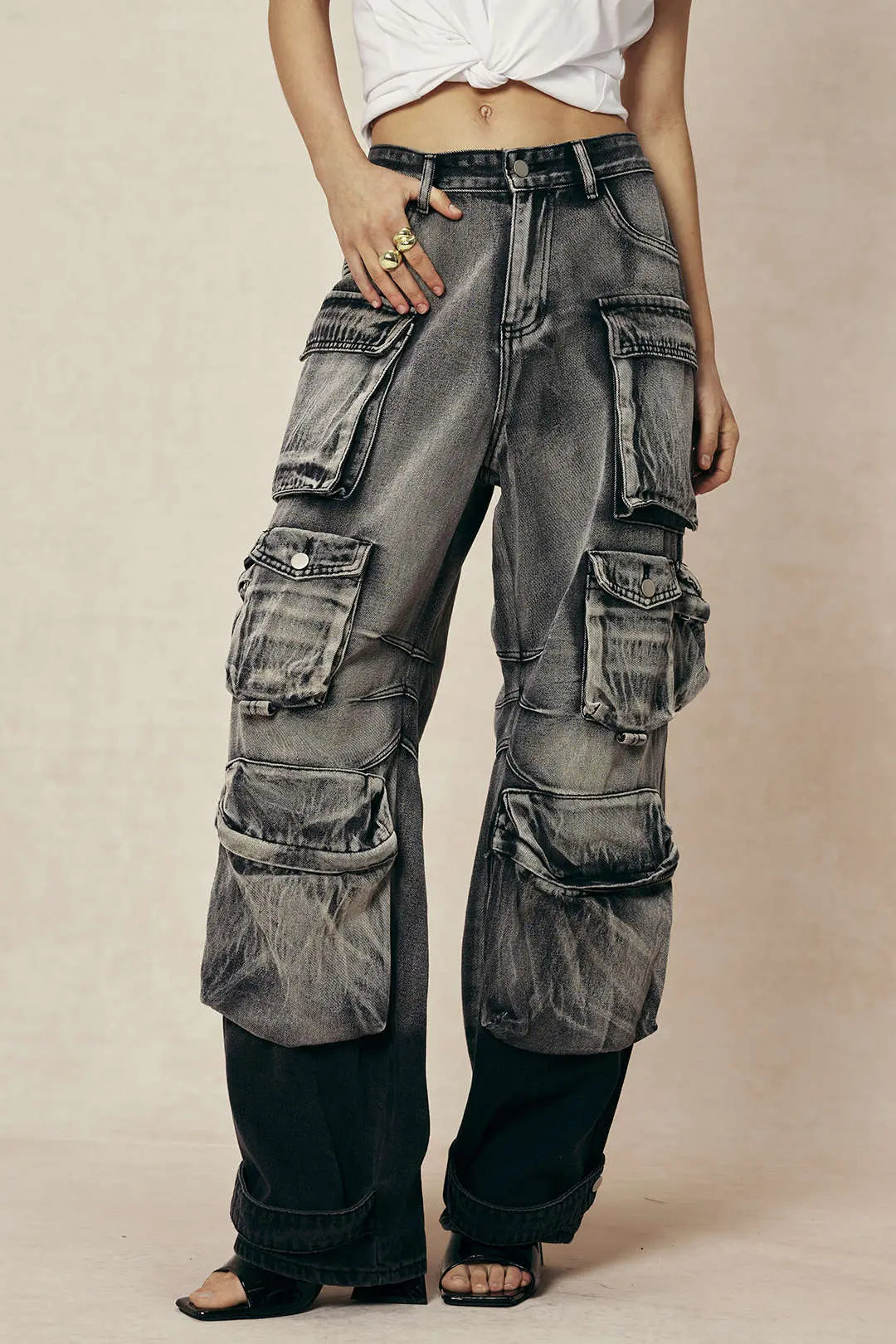 Wide-Leg Cargo Jeans with Multiple Pockets