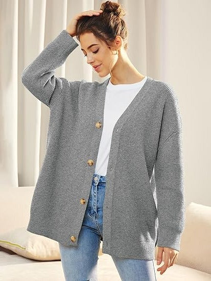 Damski oversize’owy kardigan zapinany z przodu na guziki
