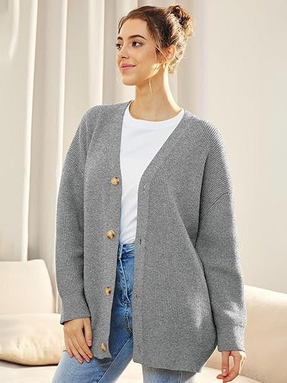 Damski oversize’owy kardigan zapinany z przodu na guziki