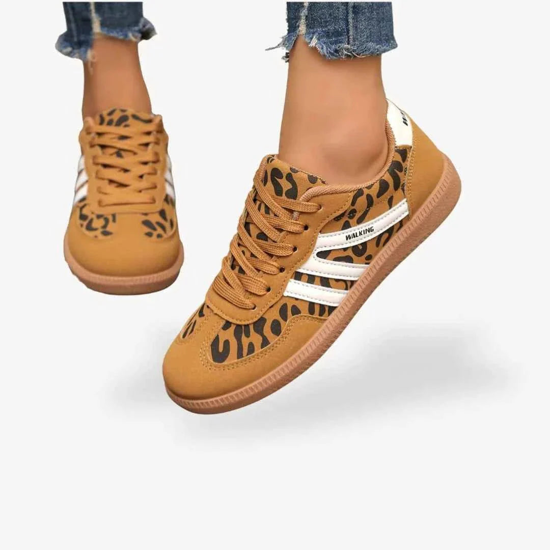 Panelowe sneakersy ze sznurowanym przodem i gumową podeszwą
