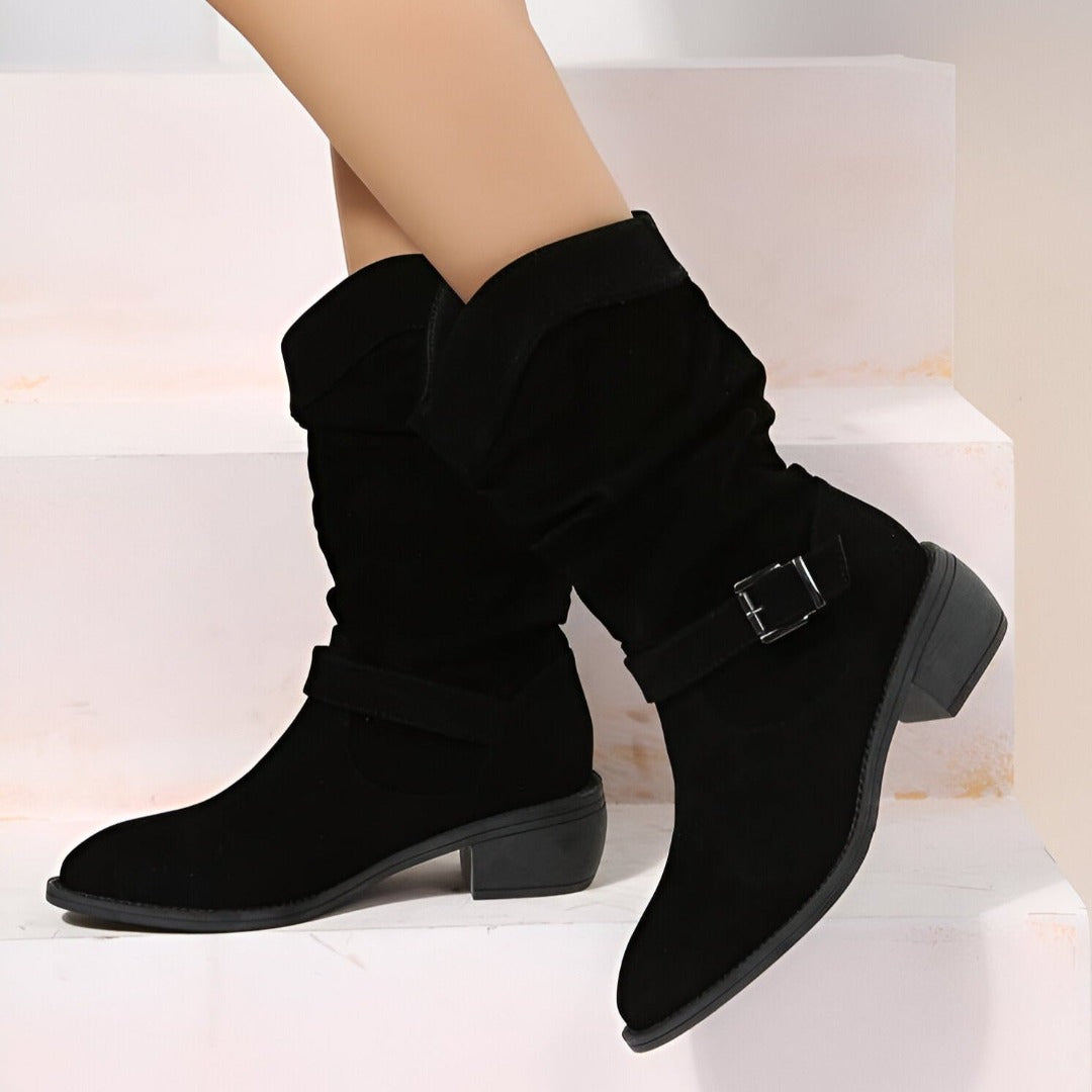 Bottines en daim à tige souple et bride à boucle