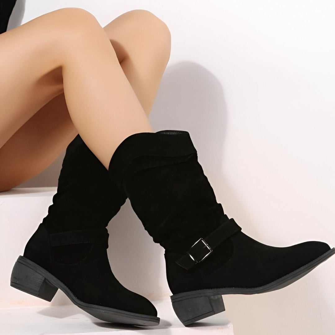 Bottines en daim à tige souple et bride à boucle