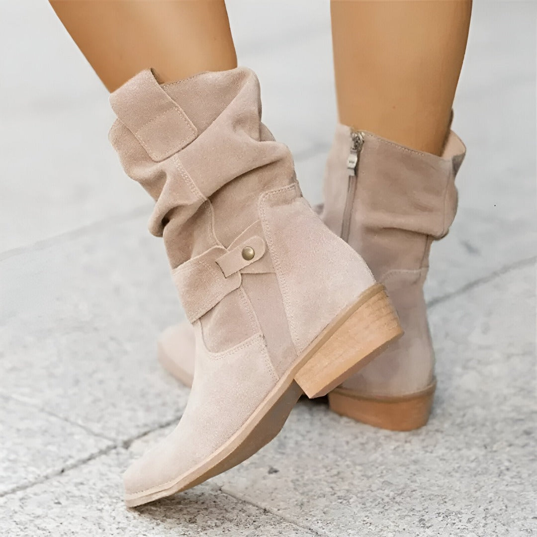 Bottines en daim à tige souple et bride à boucle