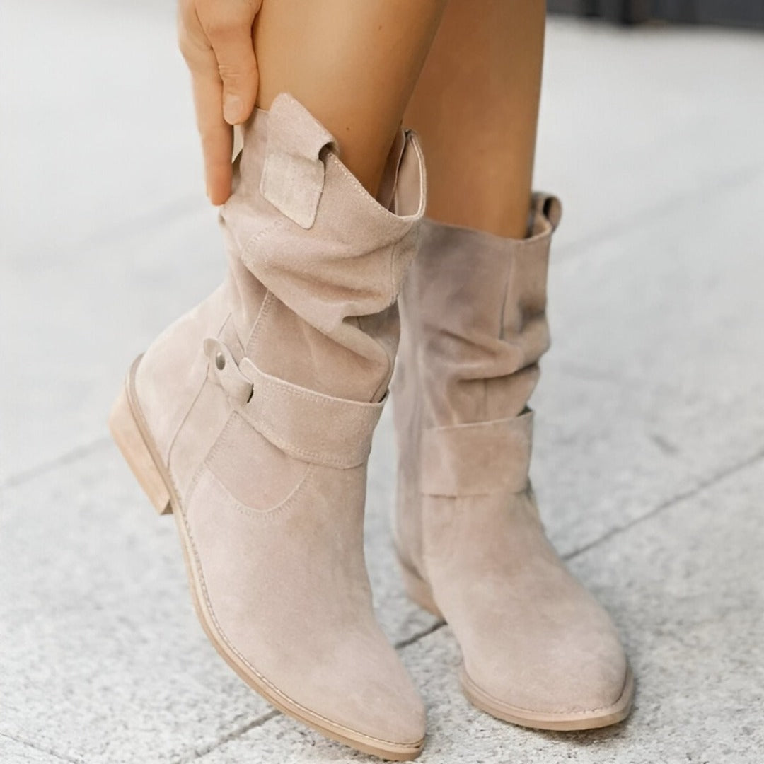 Bottines en daim à tige souple et bride à boucle