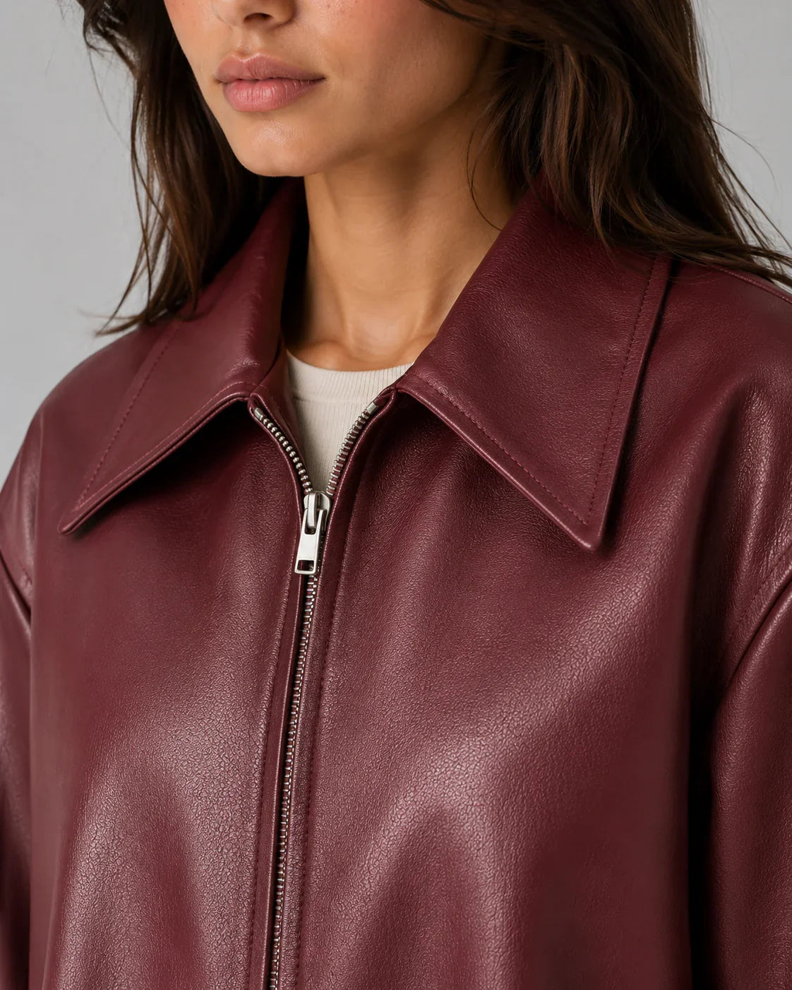 Veste courte pour femme à fermeture éclair sur le devant, aspect cuir