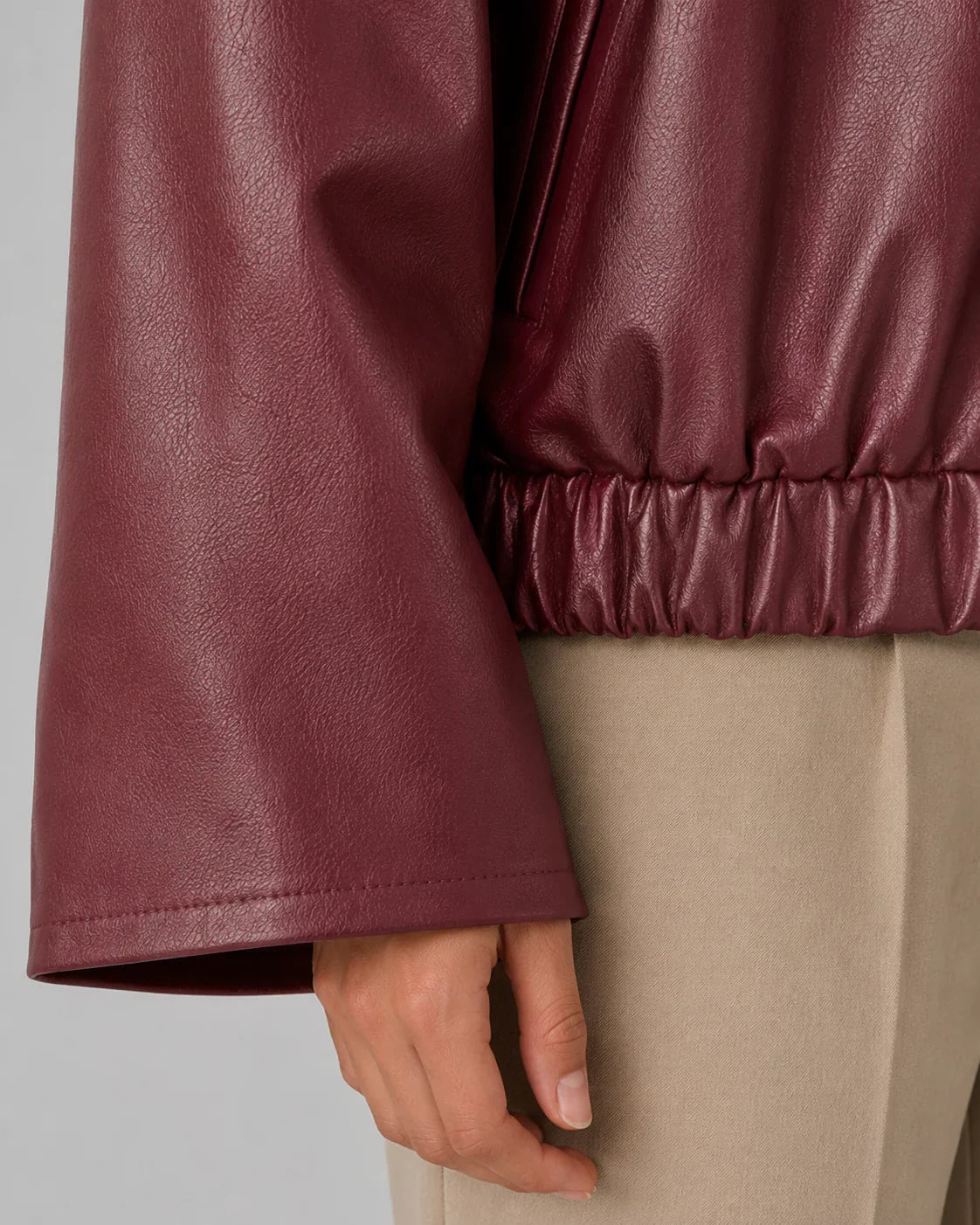 Veste courte pour femme à fermeture éclair sur le devant, aspect cuir